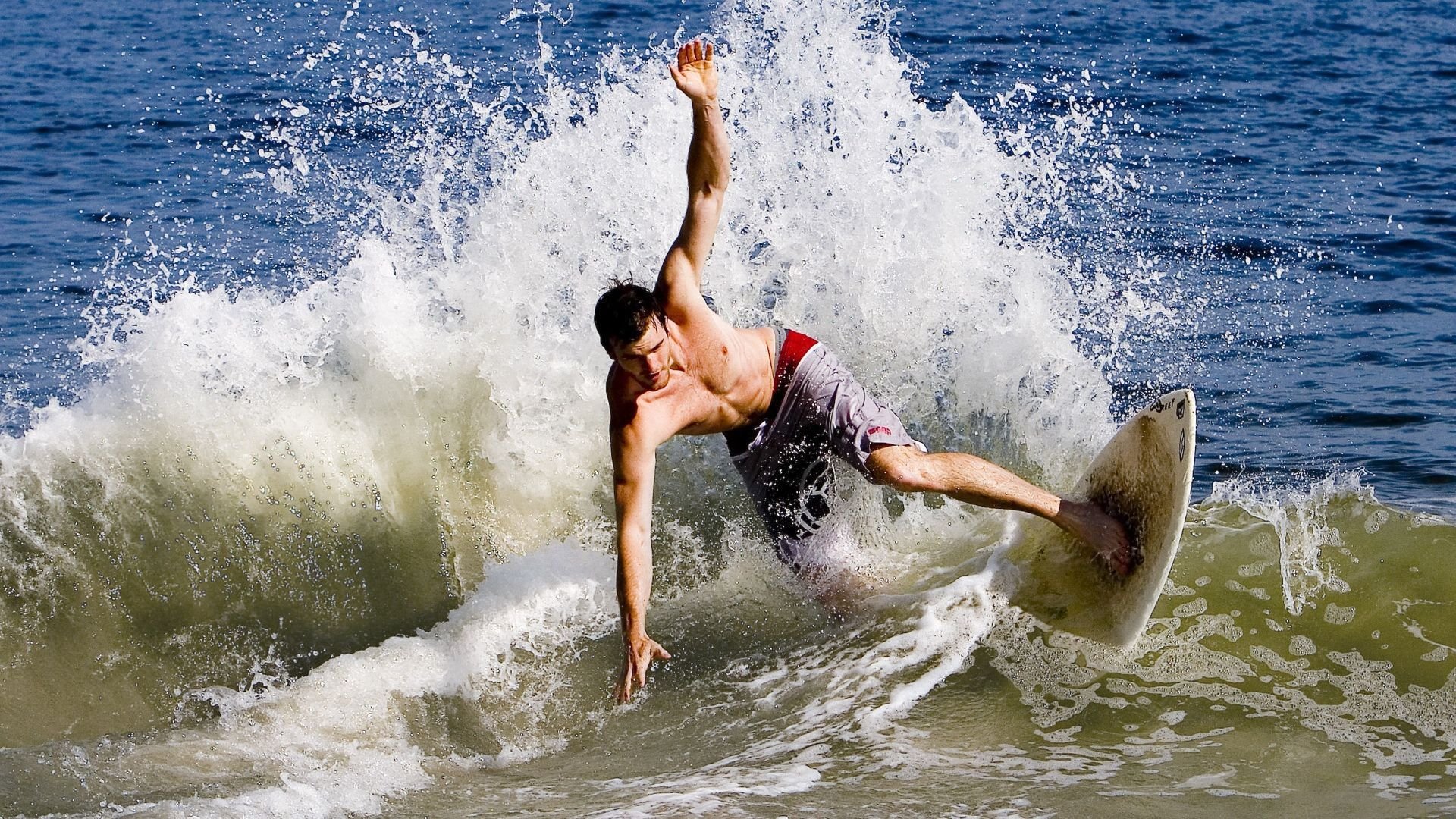 篮球专业队伍在国际比赛中取得胜利，浅谈我校篮球运动队现状及发展对策